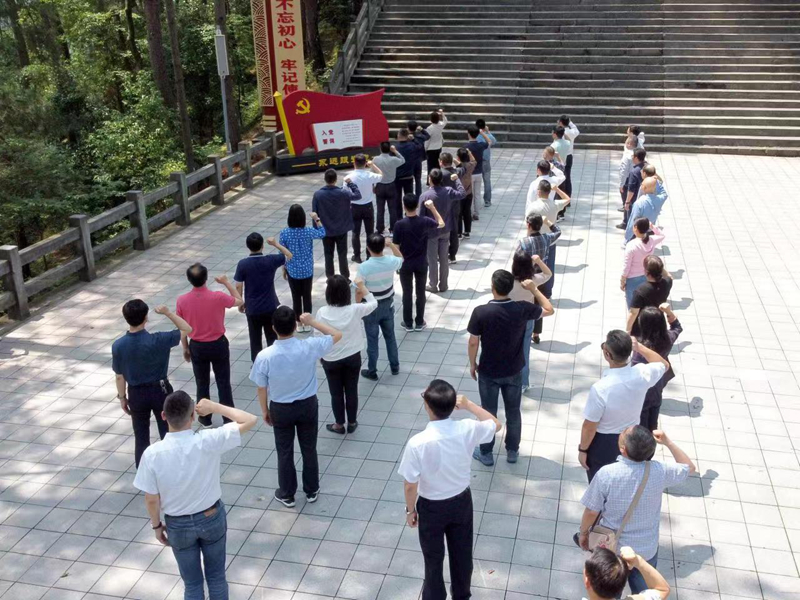 瞻仰大別山烈士陵園  攝影：張凡效